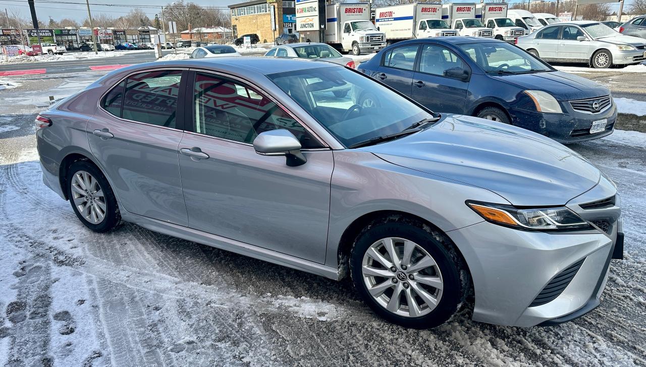 2020 Toyota Camry SE Photo3