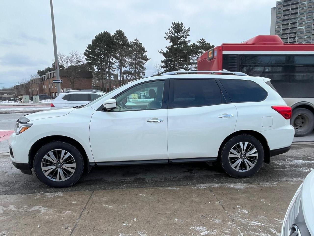 2017 Nissan Pathfinder SL-4WD-Leather-Sunroof-Backup Cam-Navi-Push Start Photo2