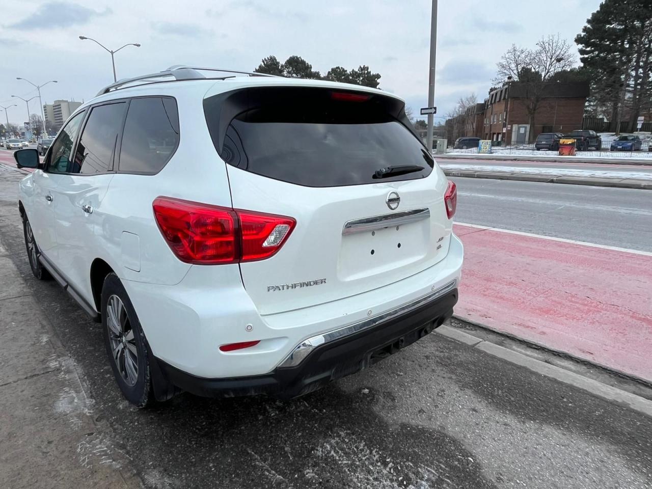 2017 Nissan Pathfinder SL-4WD-Leather-Sunroof-Backup Cam-Navi-Push Start Photo3