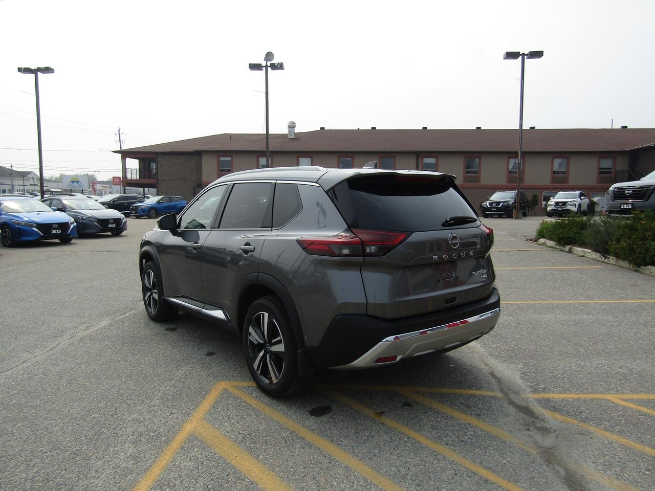 2023 Nissan Rogue Platinum Photo4