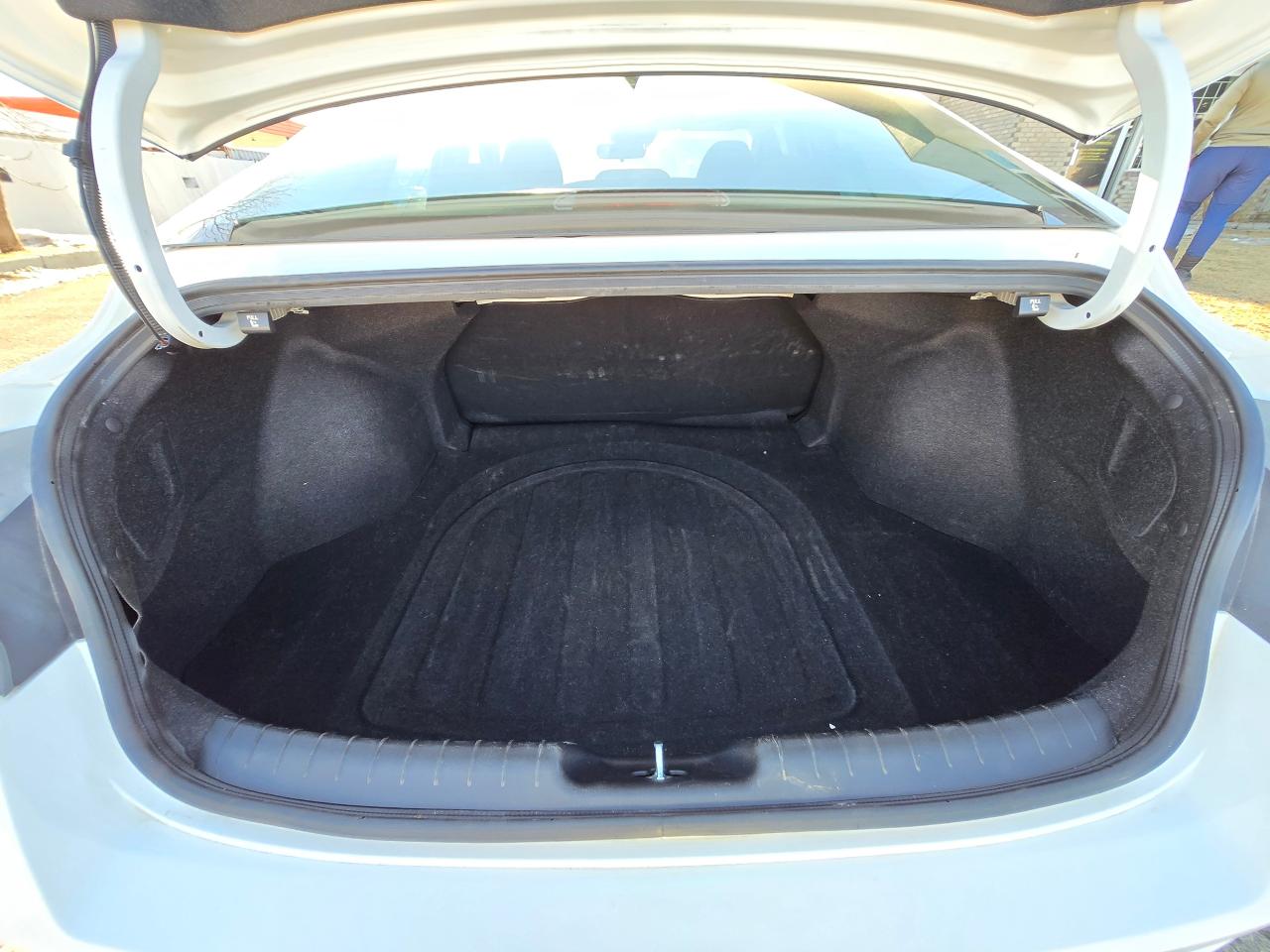 2023 Hyundai Elantra Preferred IVT | ALL CREDIT ACCEPTED!! - Photo #18