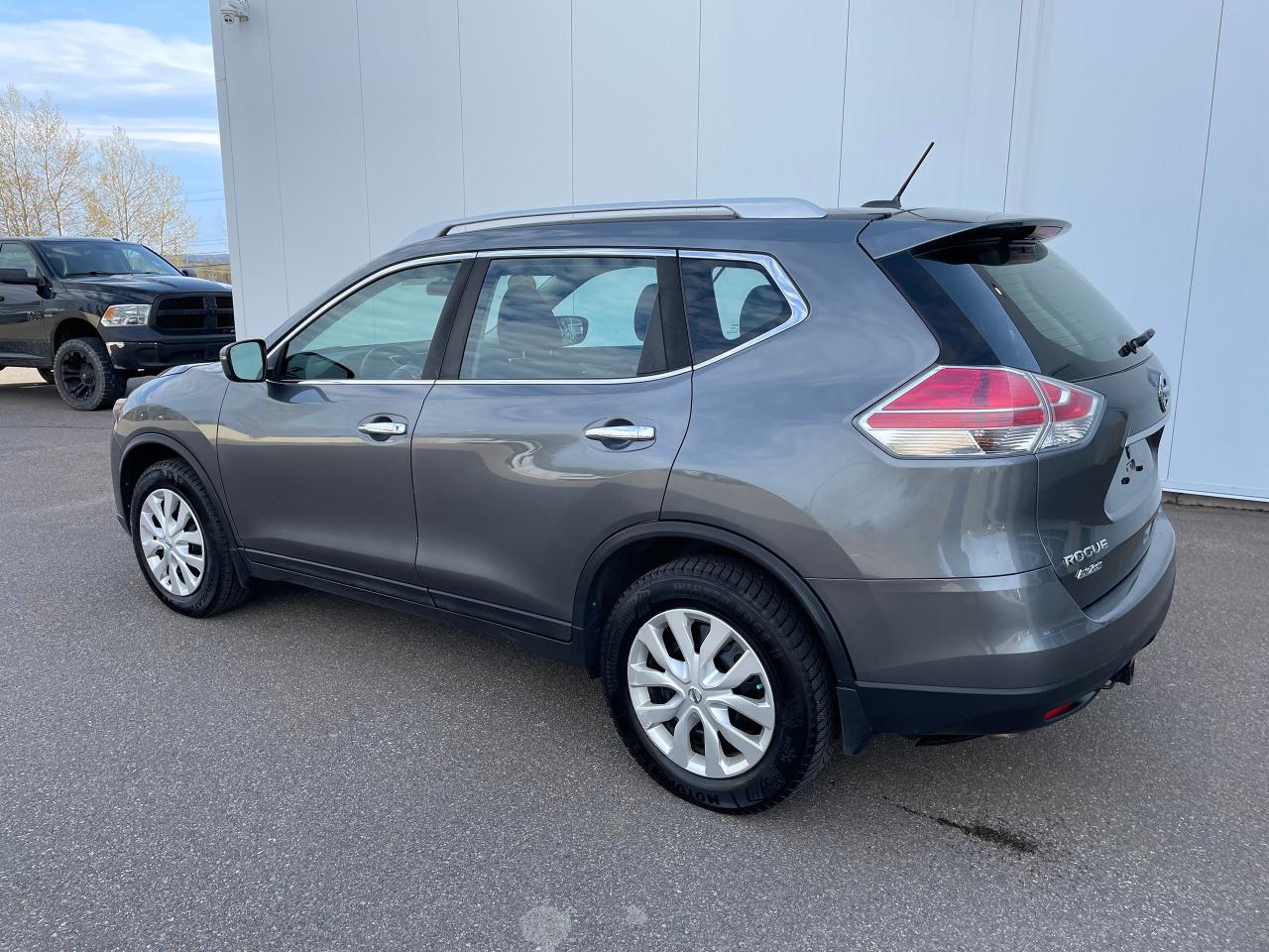 2016 Nissan Rogue S Photo2