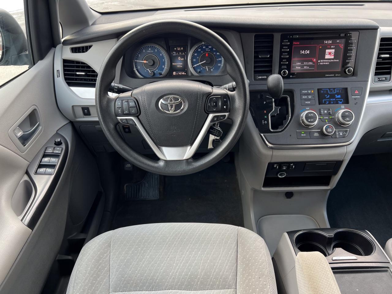2018 Toyota Sienna LE Photo