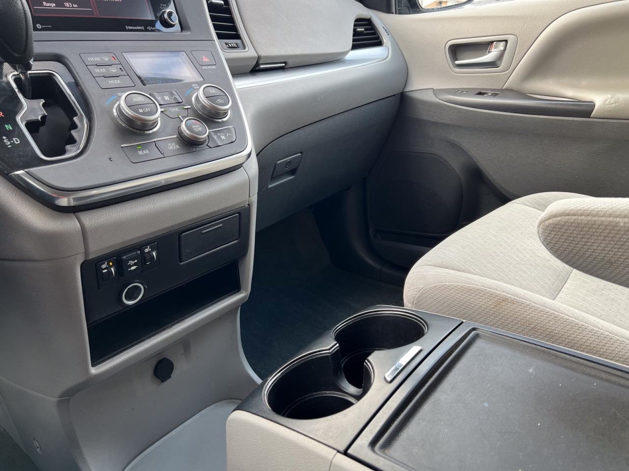 2018 Toyota Sienna LE Photo