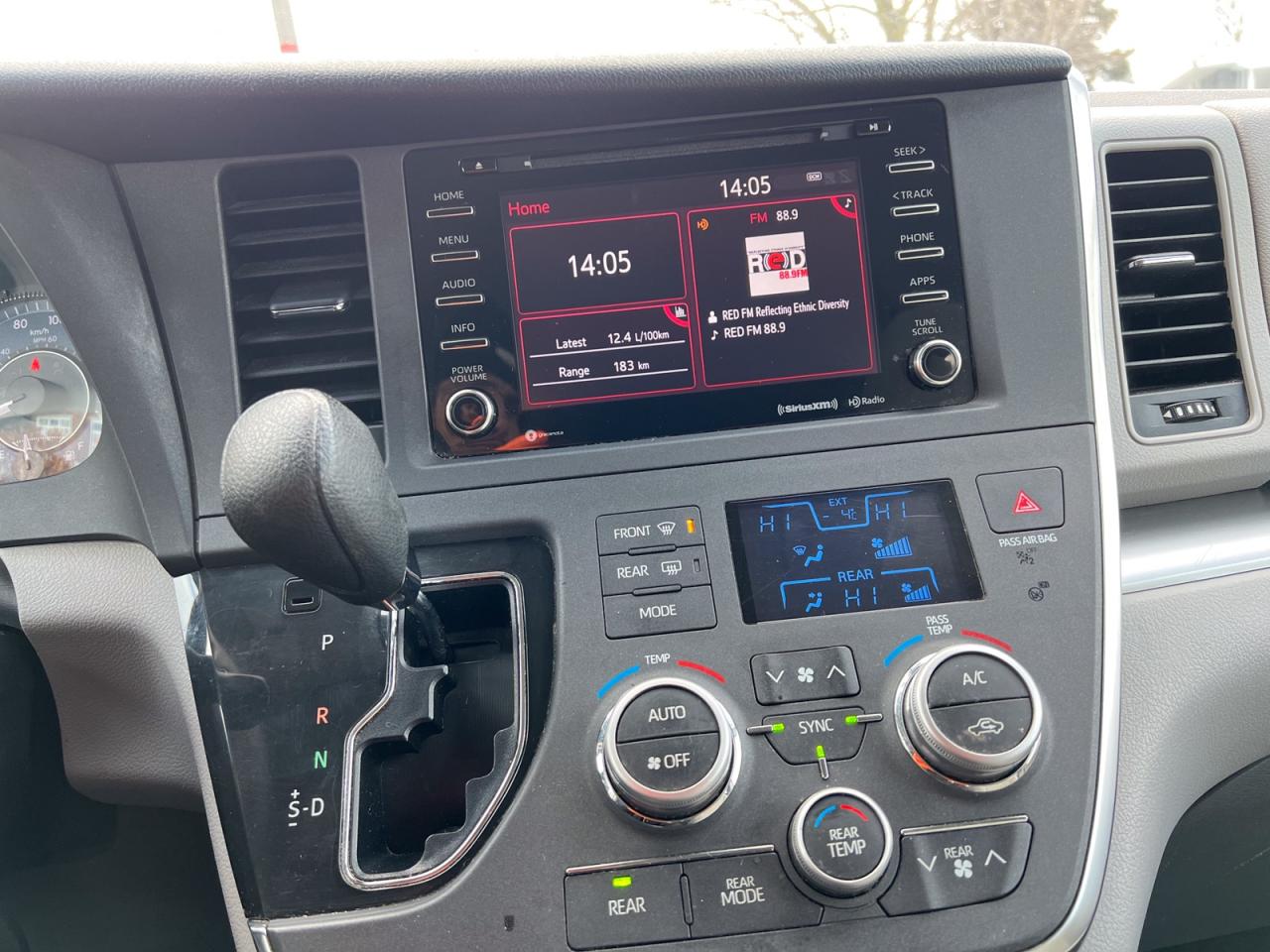 2018 Toyota Sienna LE Photo