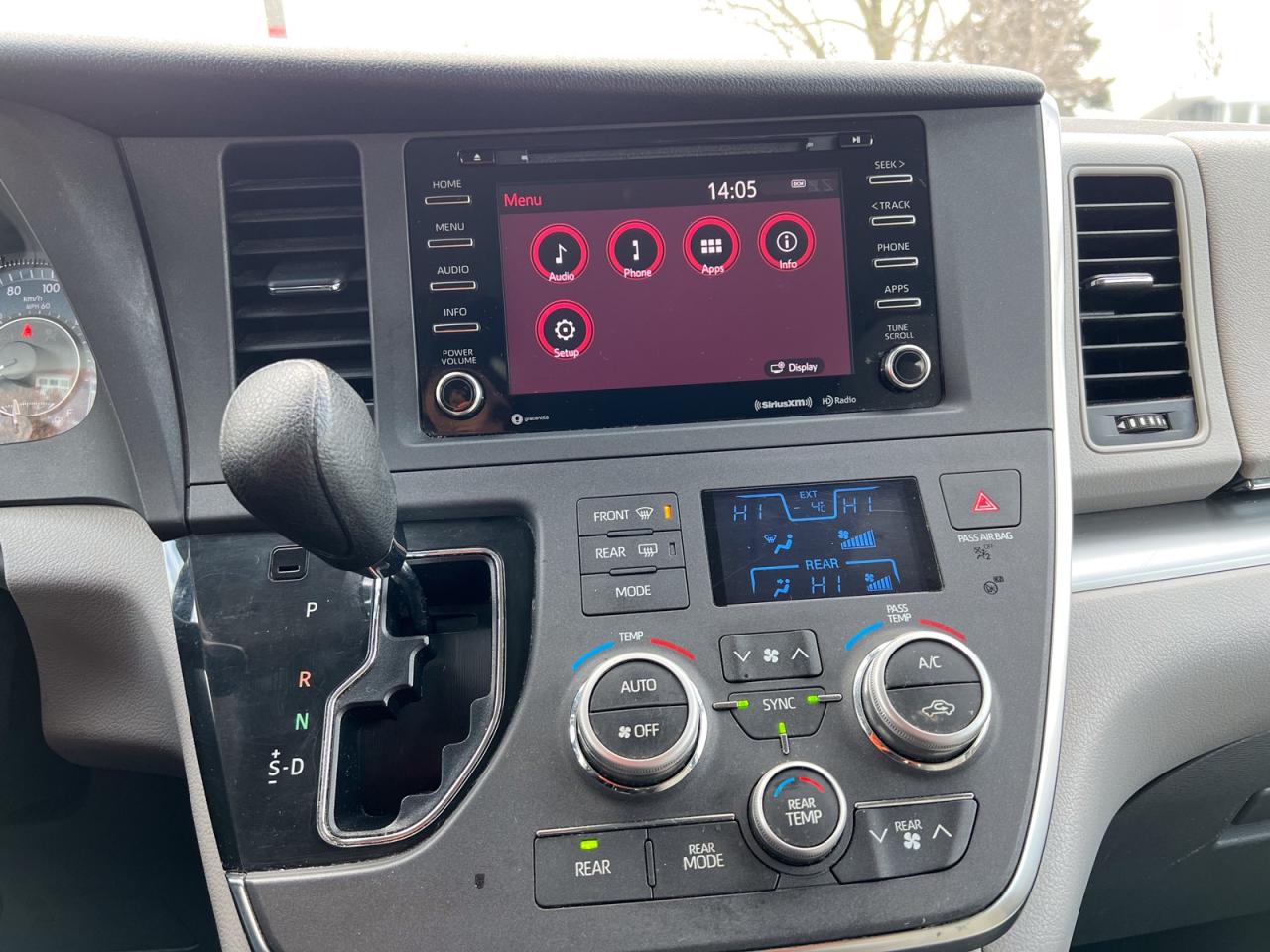 2018 Toyota Sienna LE Photo