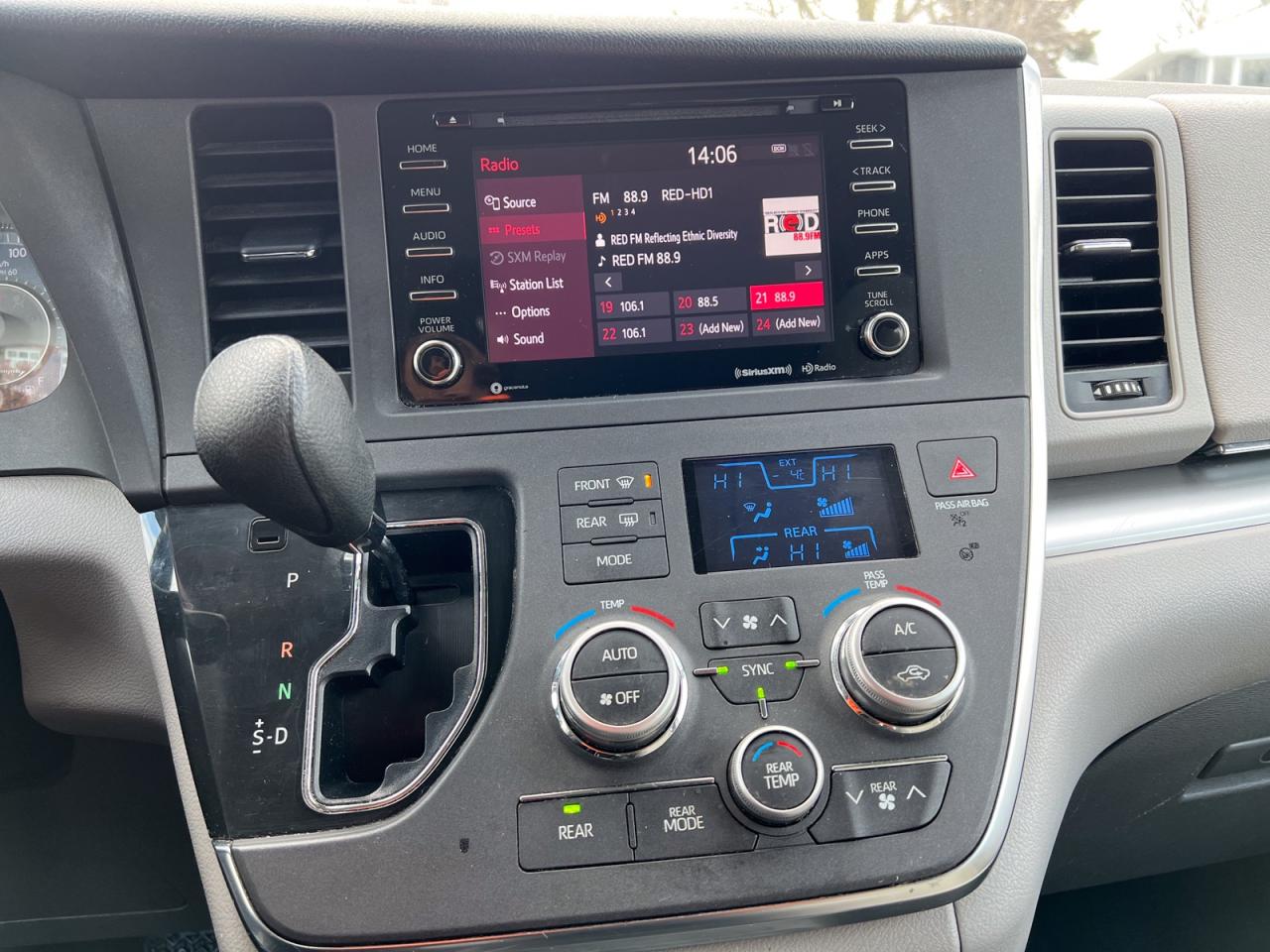 2018 Toyota Sienna LE Photo