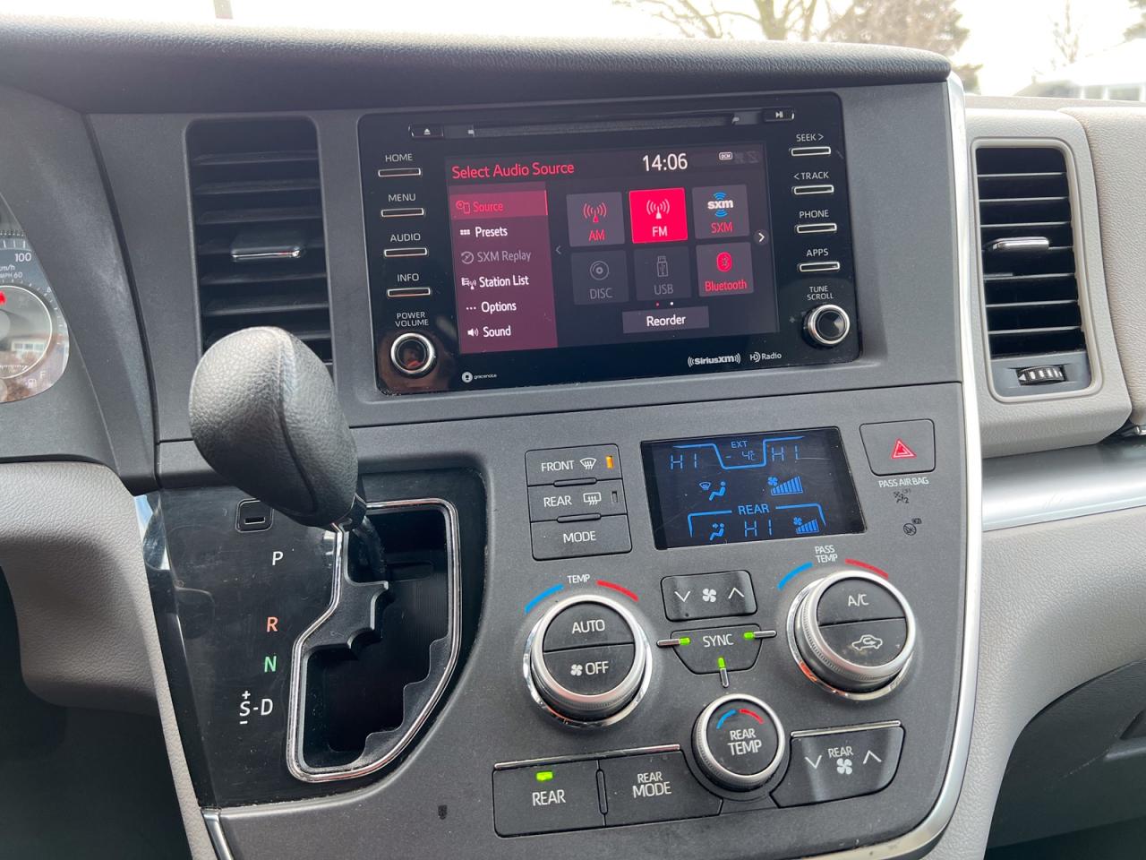 2018 Toyota Sienna LE Photo