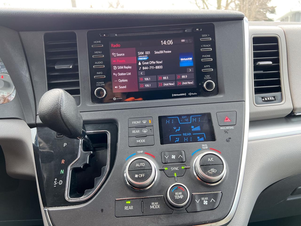 2018 Toyota Sienna LE Photo