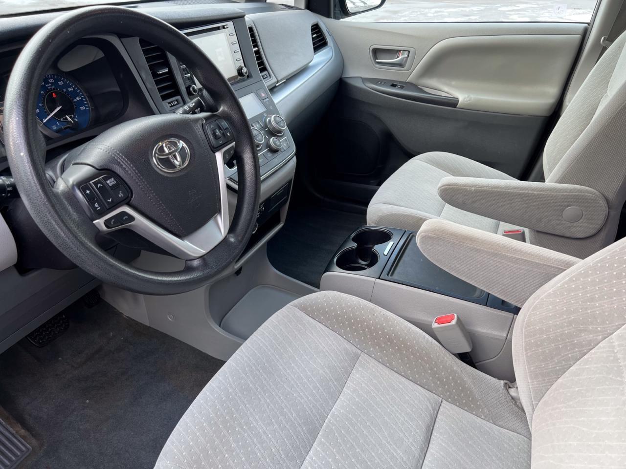 2018 Toyota Sienna LE 8-Passenger FWD Photo