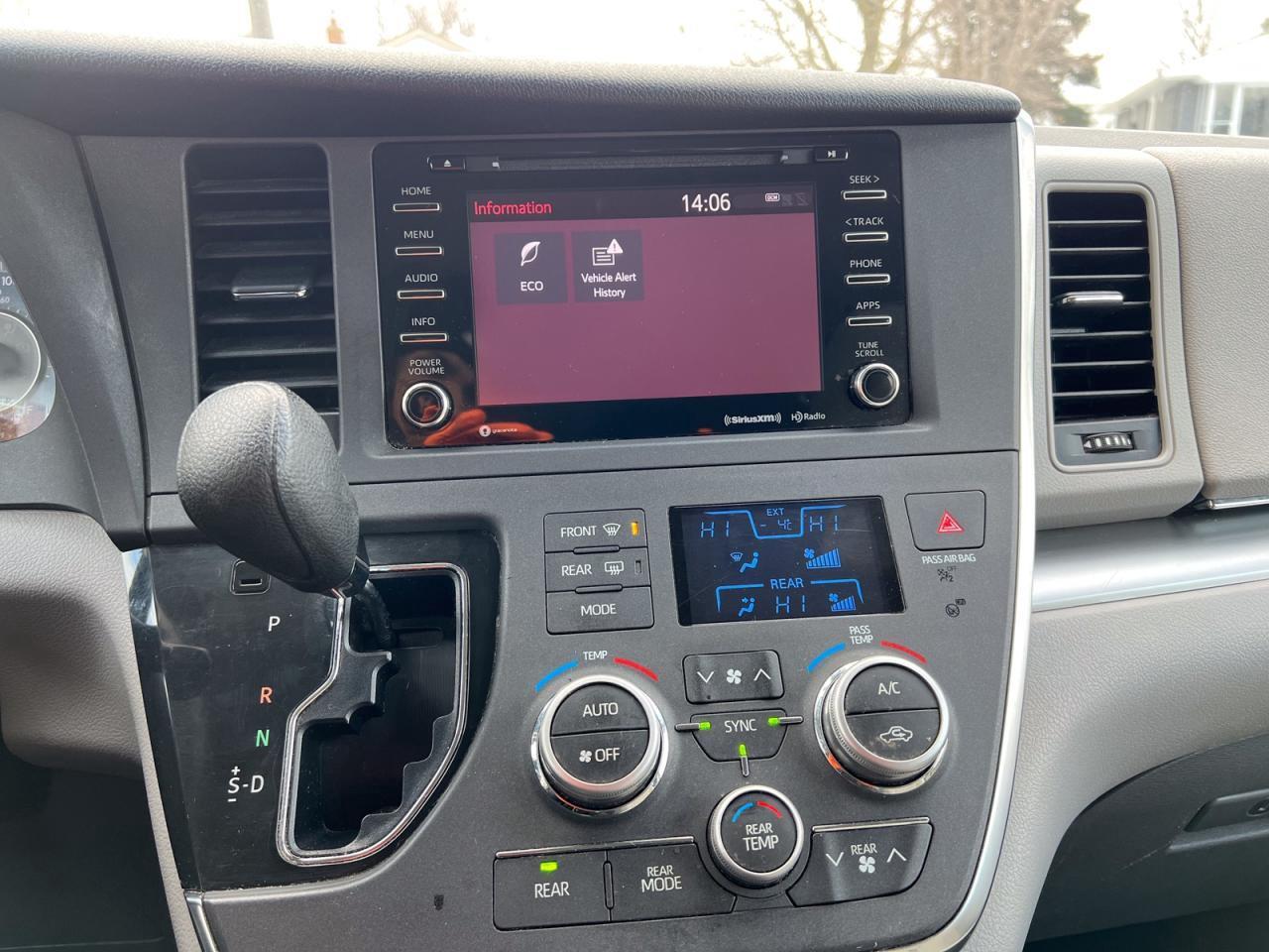2018 Toyota Sienna LE 8-Passenger FWD Photo