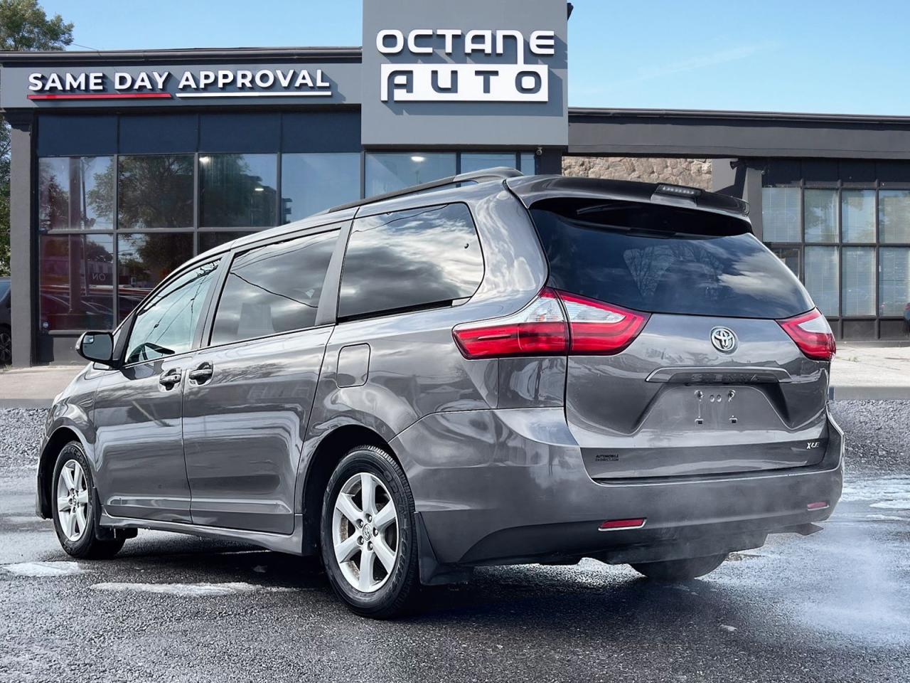 2018 Toyota Sienna LE - Photo #4