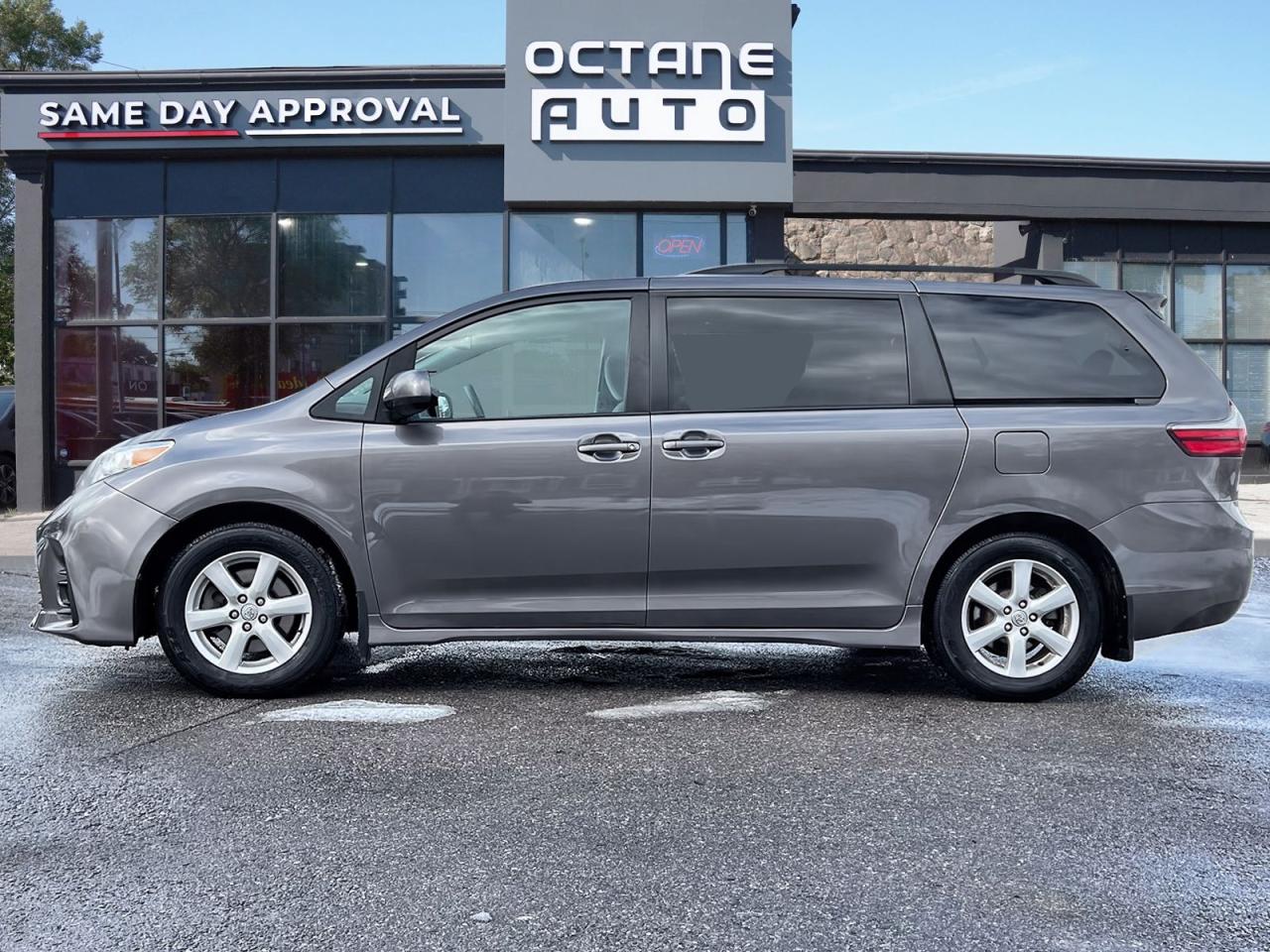2018 Toyota Sienna LE - Photo #3