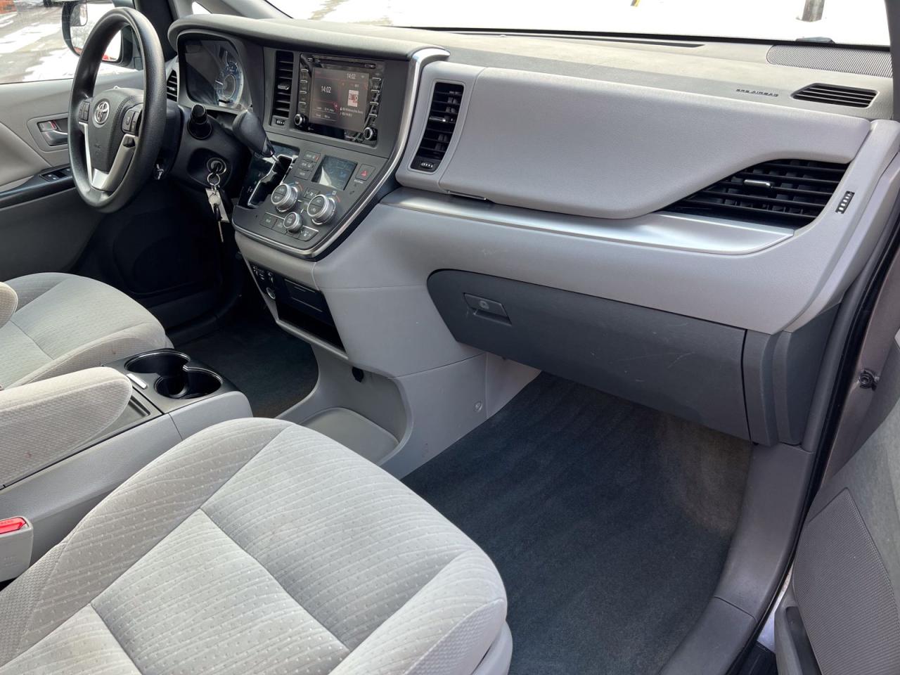 2018 Toyota Sienna LE - Photo #10