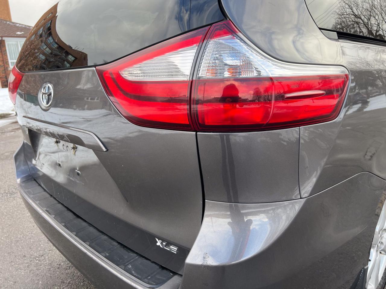 2018 Toyota Sienna LE - Photo #9