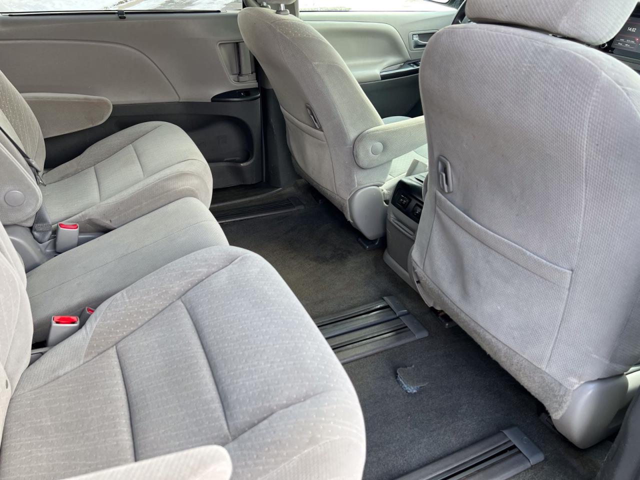 2018 Toyota Sienna LE - Photo #11