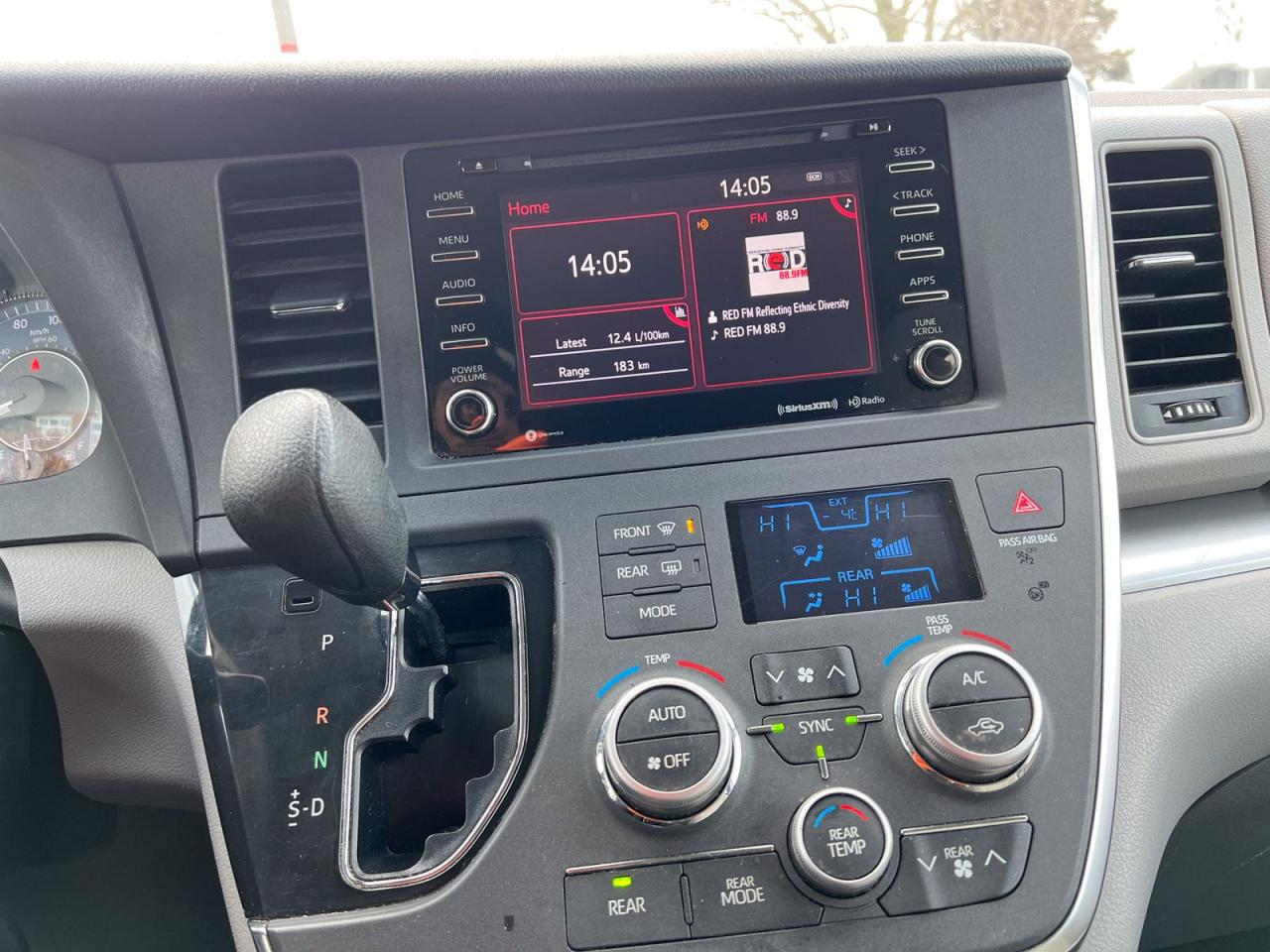 2018 Toyota Sienna LE - Photo #27