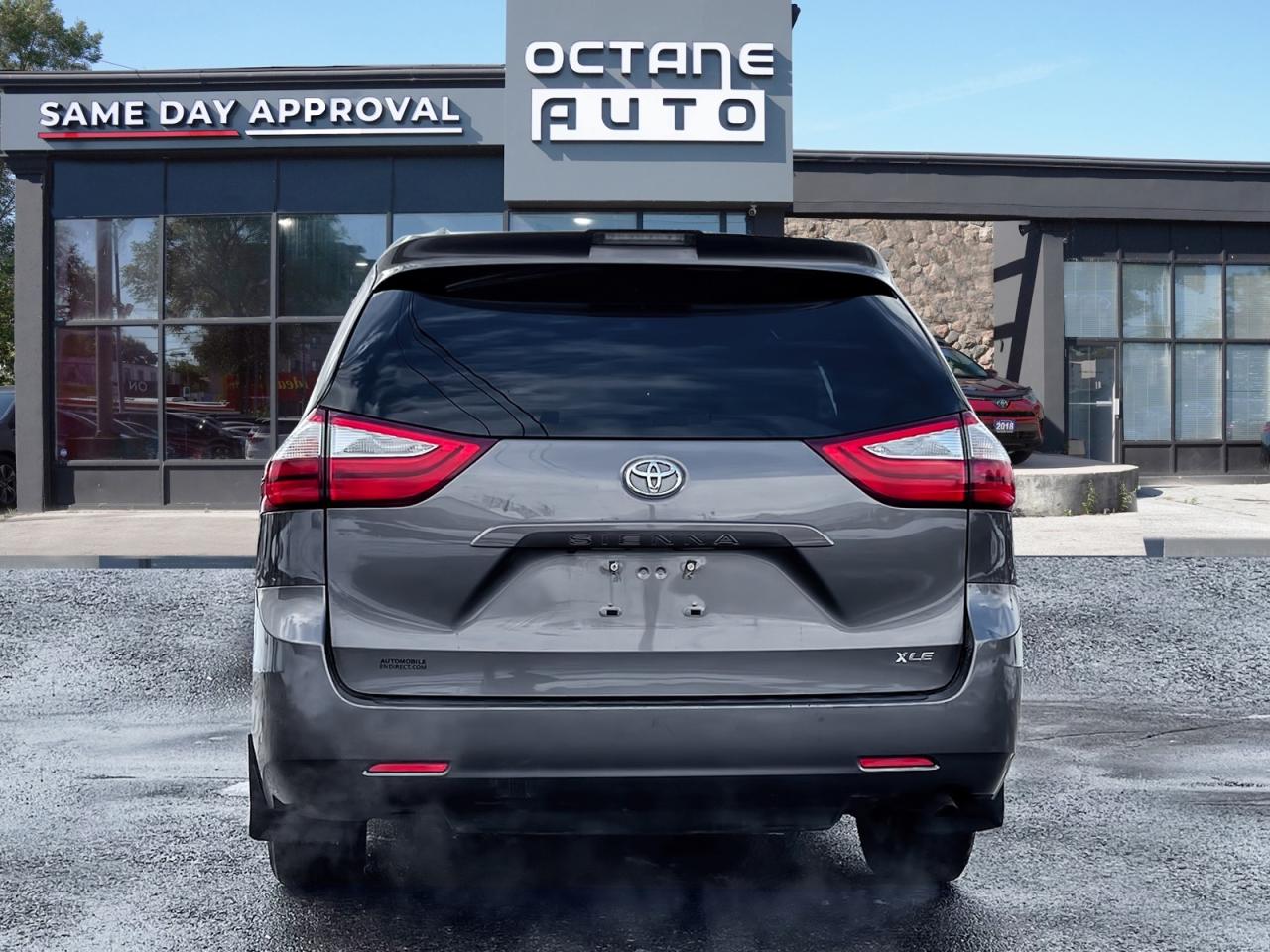 2018 Toyota Sienna LE - Photo #5