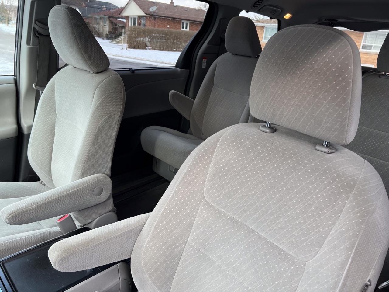 2018 Toyota Sienna LE - Photo #21