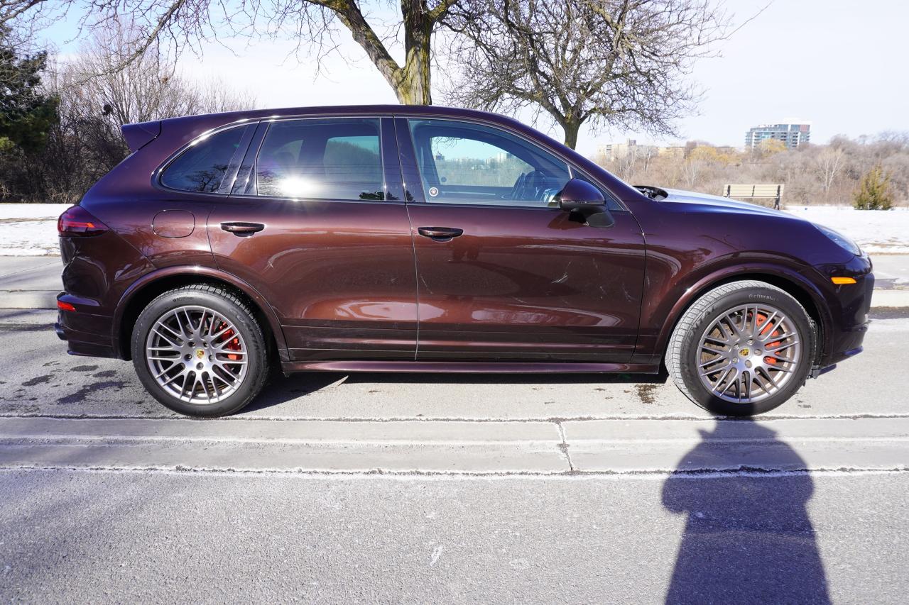 2016 Porsche Cayenne GTS / 1 OWNER / STUNNING COMBO / DEALER SERVICED Photo4