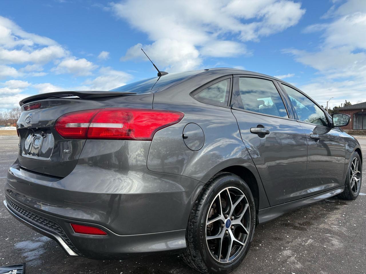 2017 Ford Focus SE - Photo #5