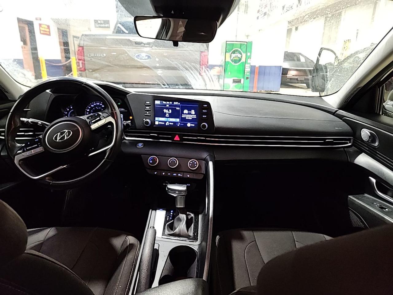 2021 Hyundai Elantra Preferred IVT - Photo #2