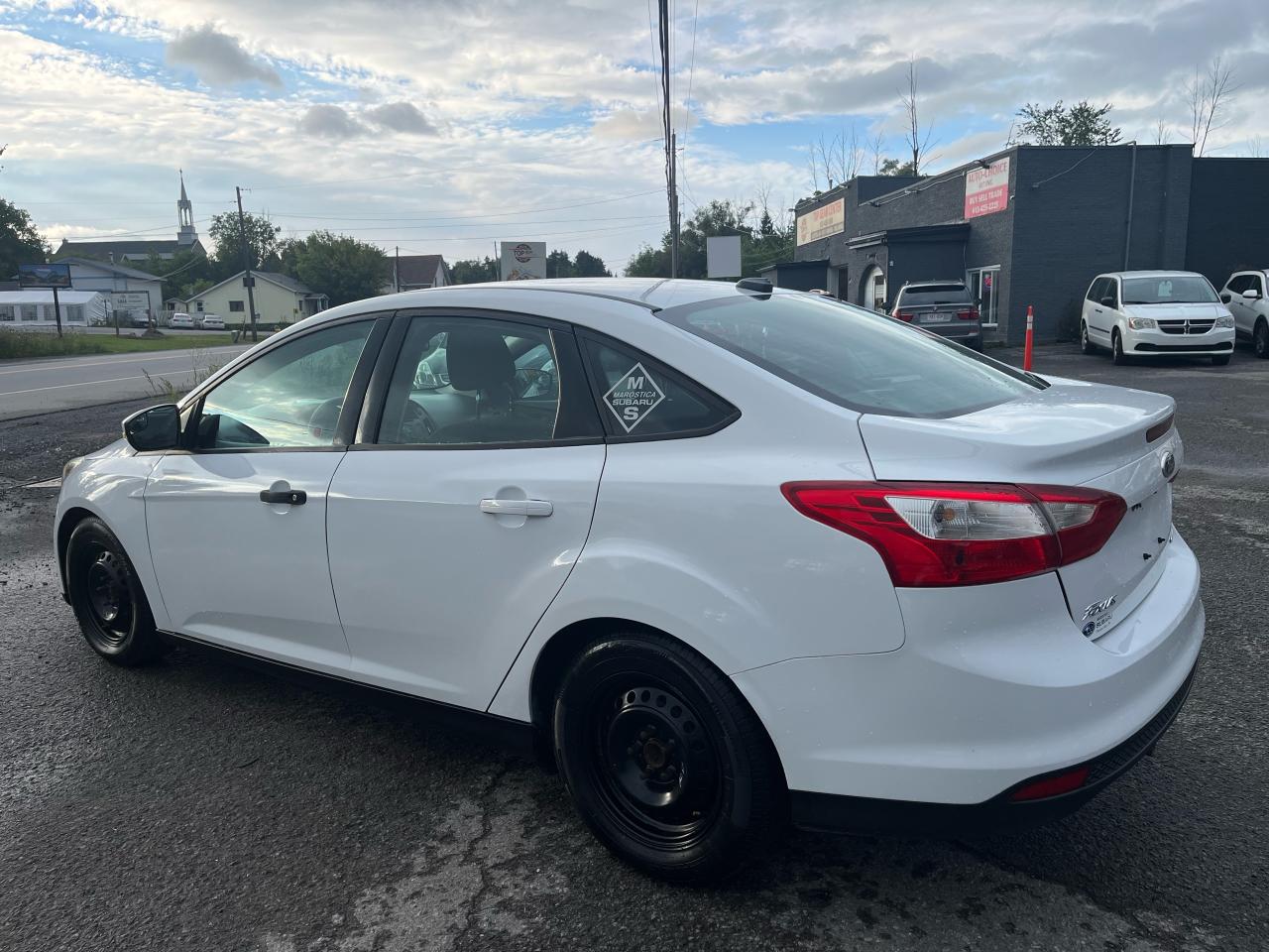 2014 Ford Focus S - Photo #4
