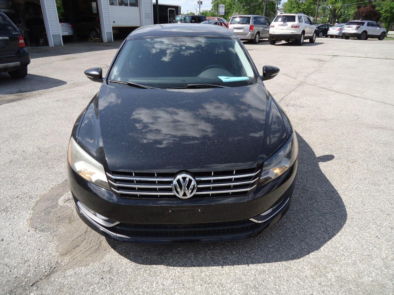 2012 Volkswagen Passat 4dr Sdn 2.0 TDI DSG Trendline + - Photo #3
