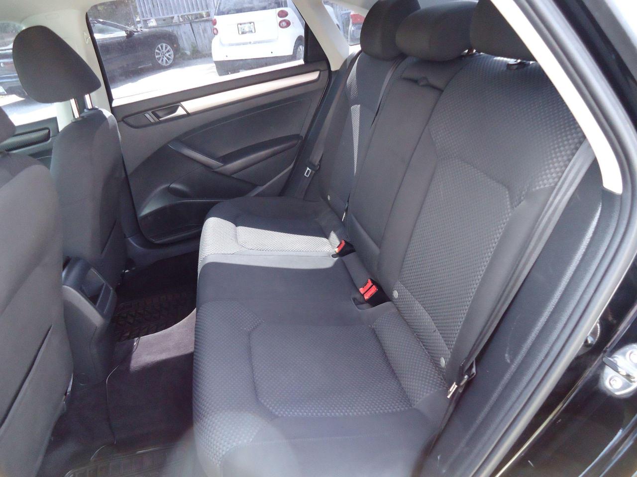 2012 Volkswagen Passat 4dr Sdn 2.0 TDI DSG Trendline + - Photo #7