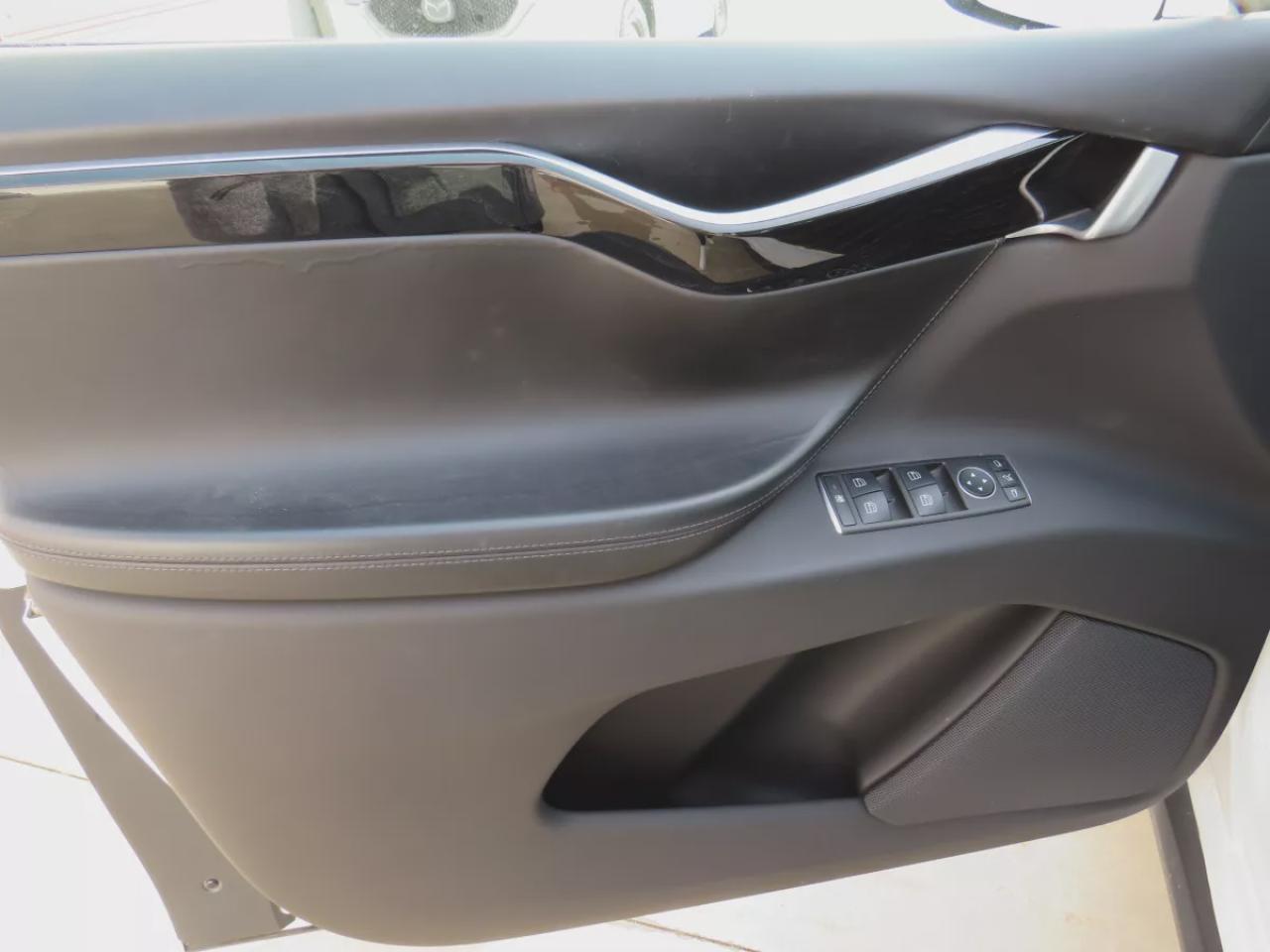 2016 Tesla Model X Model X P90D (**RARE!!!**SIGNATURE EDITION**AWD**FALCON WING REAR DOORS**ALLOY RIMS**FOG LIGHTS**LEATHER**NAVIGATION**POWER SEATS**POWER DOORS**17 INCH TOUCHSCREEN DISPLAY**CUSTOM REAR MAT**HEATED SEATS**HEATED STEERING WHEEL**REVERSE CAMERA**AUTO PILOT** Photo