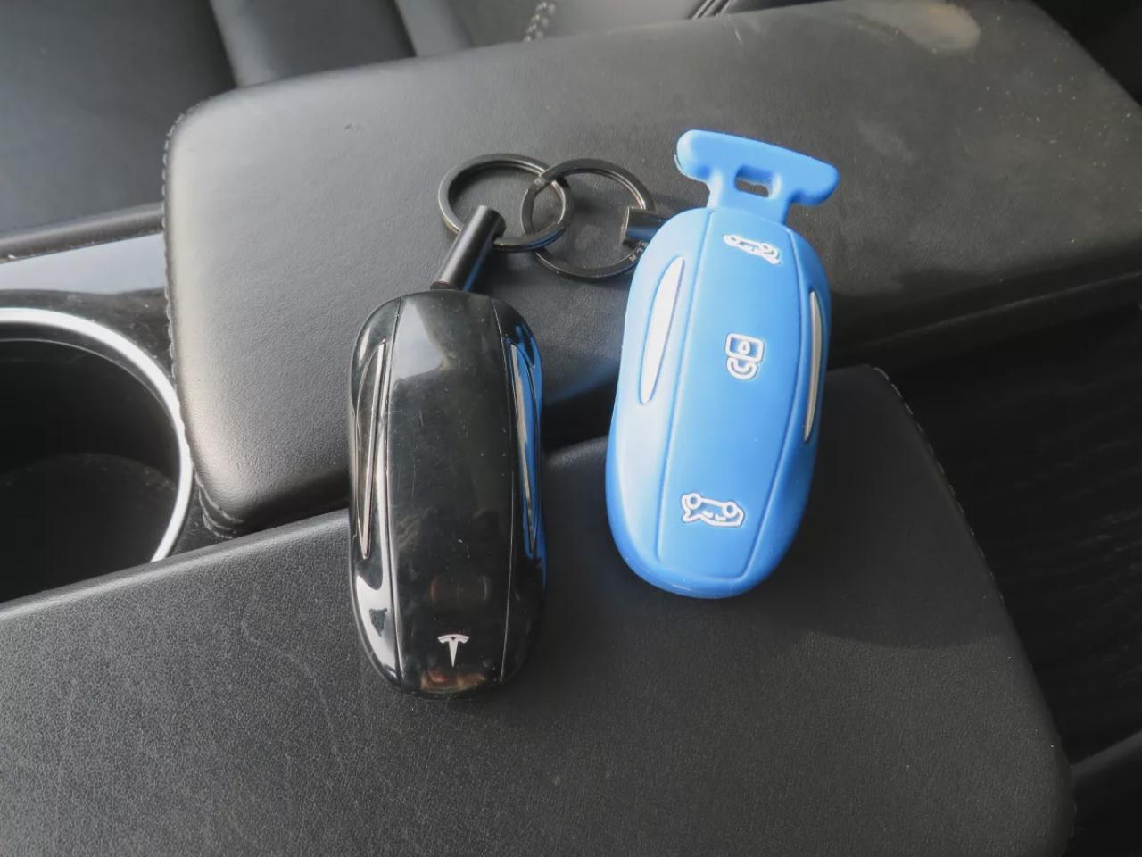 2016 Tesla Model X Model X P90D (**RARE!!!**SIGNATURE EDITION**AWD**FALCON WING REAR DOORS**ALLOY RIMS**FOG LIGHTS**LEATHER**NAVIGATION**POWER SEATS**POWER DOORS**17 INCH TOUCHSCREEN DISPLAY**CUSTOM REAR MAT**HEATED SEATS**HEATED STEERING WHEEL**REVERSE CAMERA**AUTO PILOT** Photo