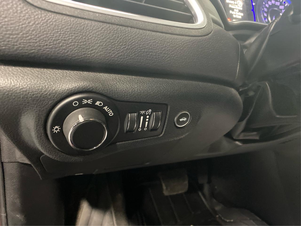 2015 Chrysler 200 LX Photo