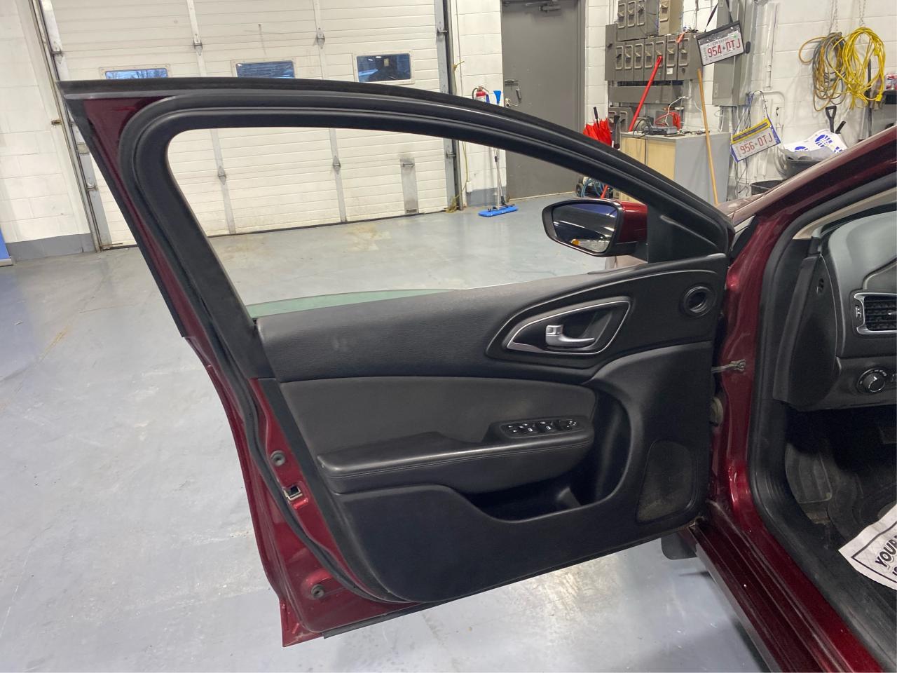 2015 Chrysler 200 LX Photo