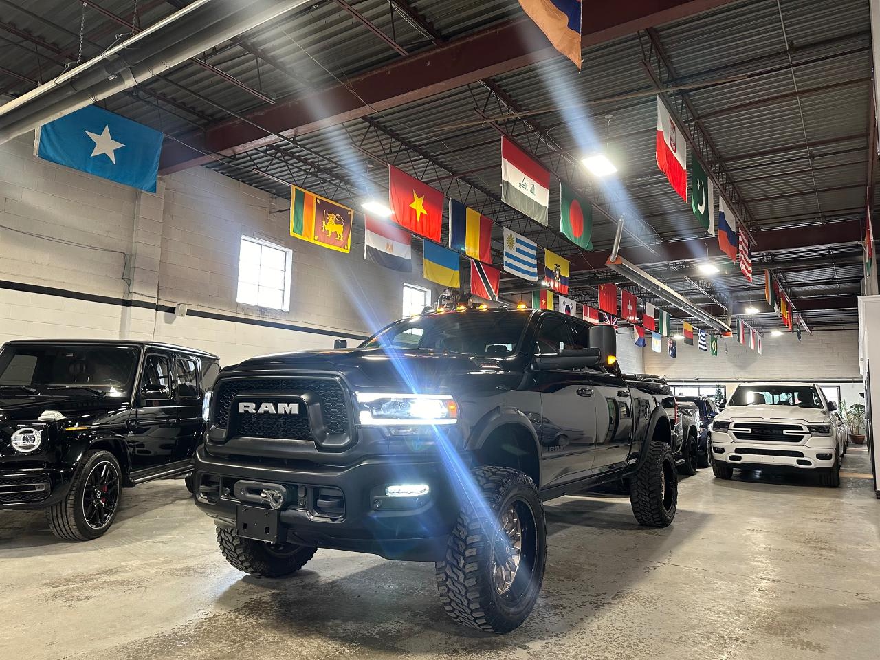 2022 RAM 2500 6.4L V8 HEMI | FUEL WHEELS | POWERED STEP BARS | Photo3