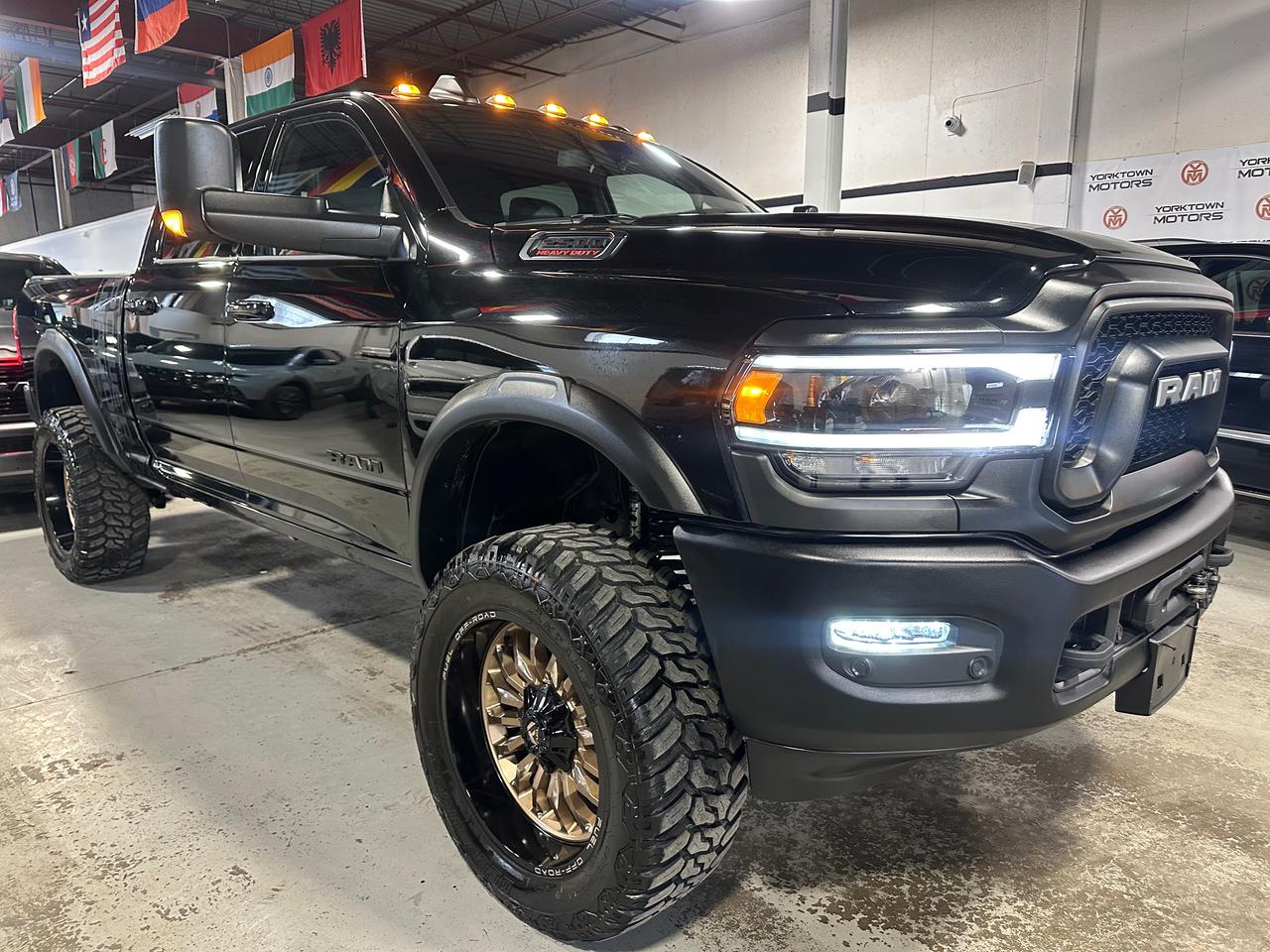 2022 RAM 2500 6.4L V8 HEMI | FUEL WHEELS | POWERED STEP BARS | Photo4