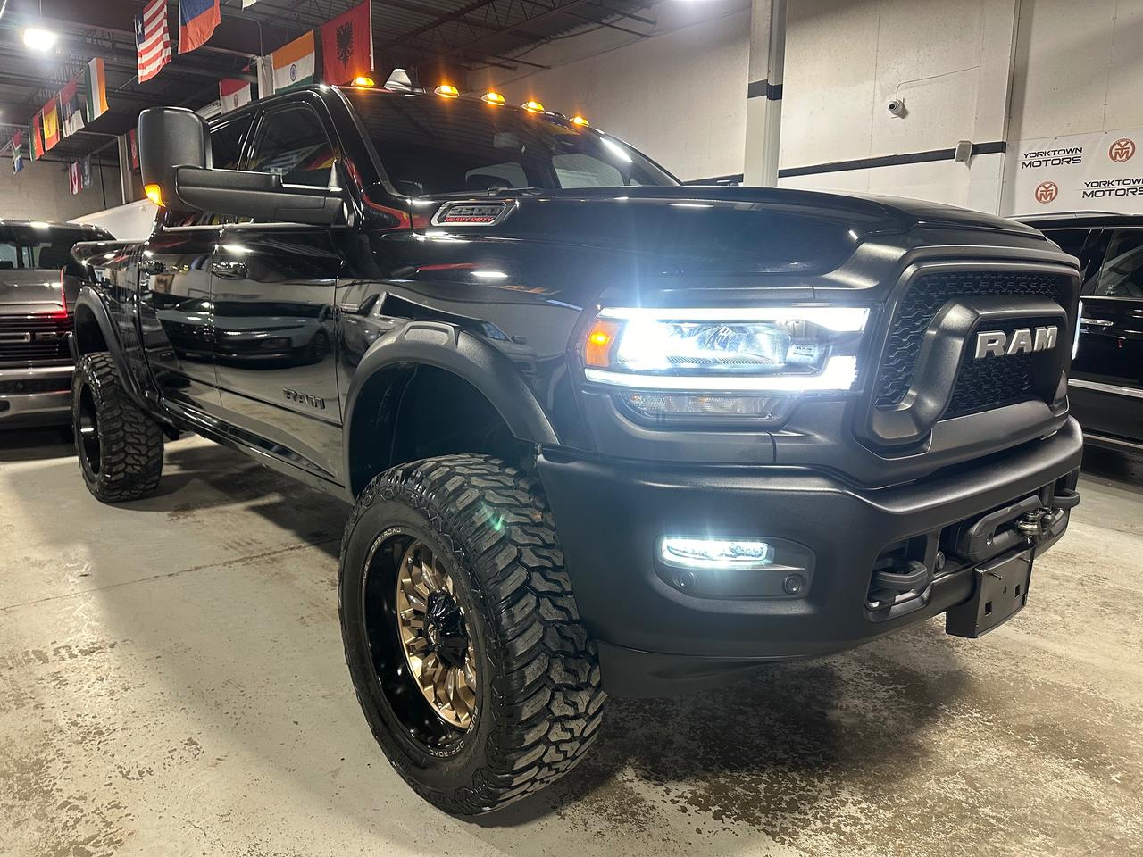 2022 RAM 2500 6.4L V8 HEMI | FUEL WHEELS | POWERED STEP BARS | Photo3