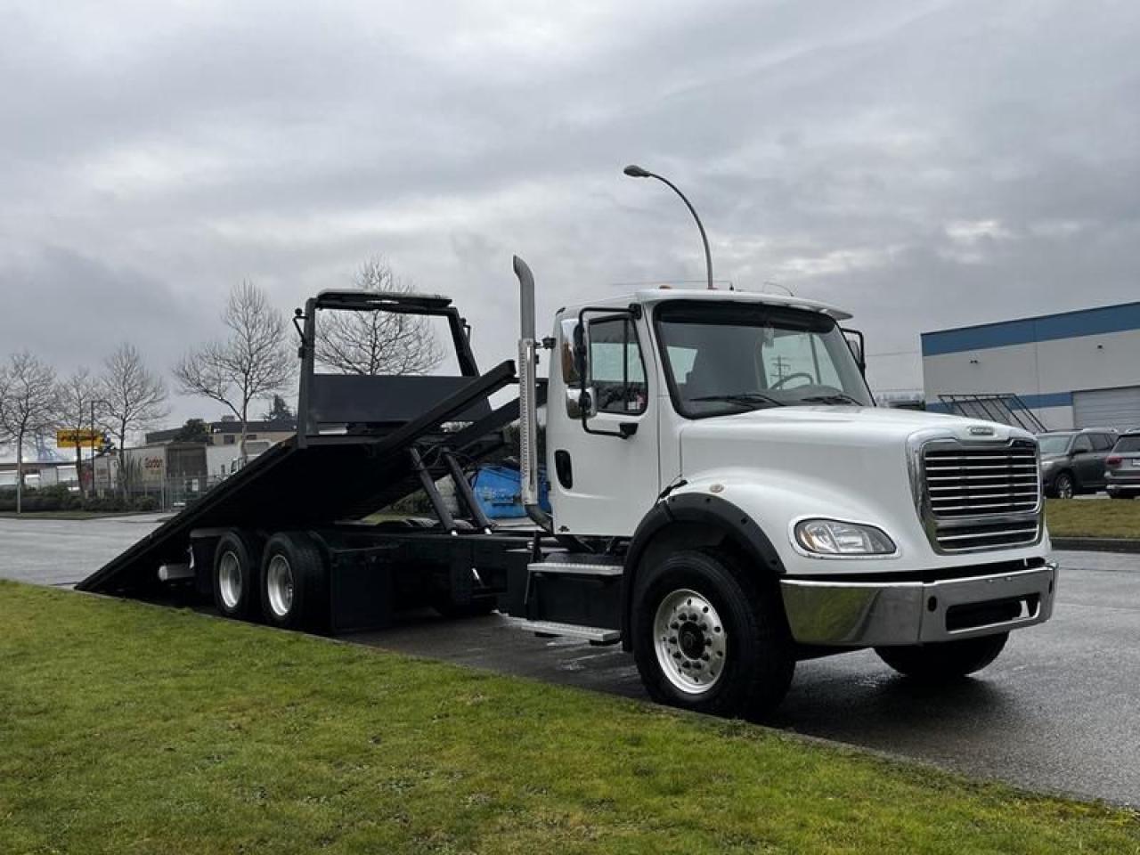 Used 2015 Freightliner M2 112 25 Foot Flat Deck Tow Truck With air Brakes Cummins Diesel for sale in Burnaby, BC