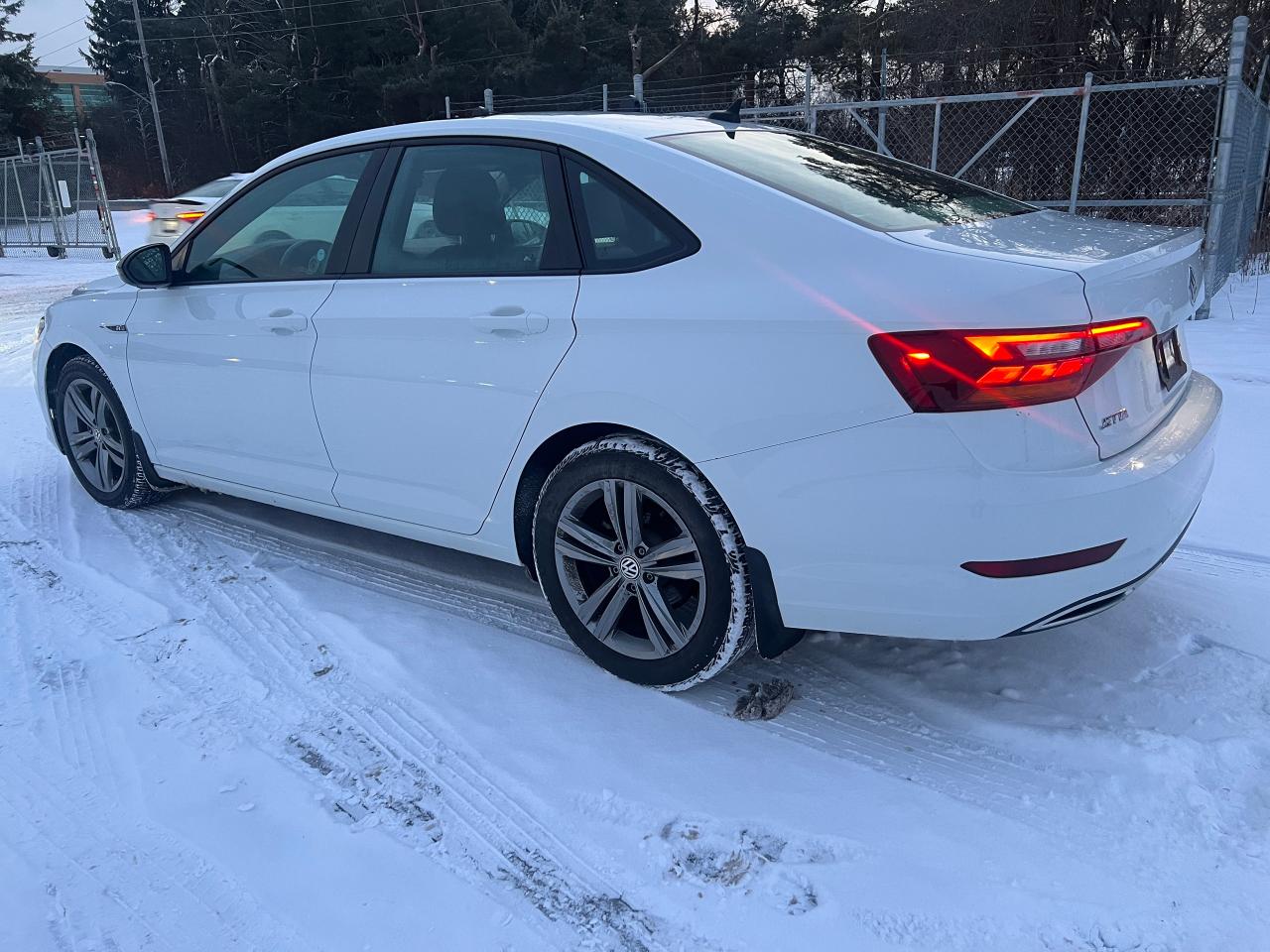 2019 Volkswagen Jetta Highline R-Line Photo2