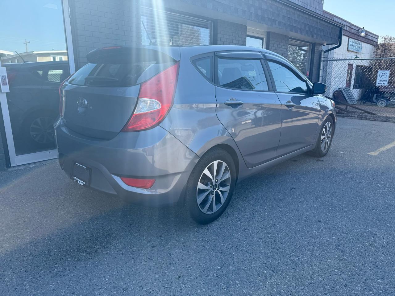 2017 Hyundai Accent SE HATCHBACK EASY FINANCING - Photo #3