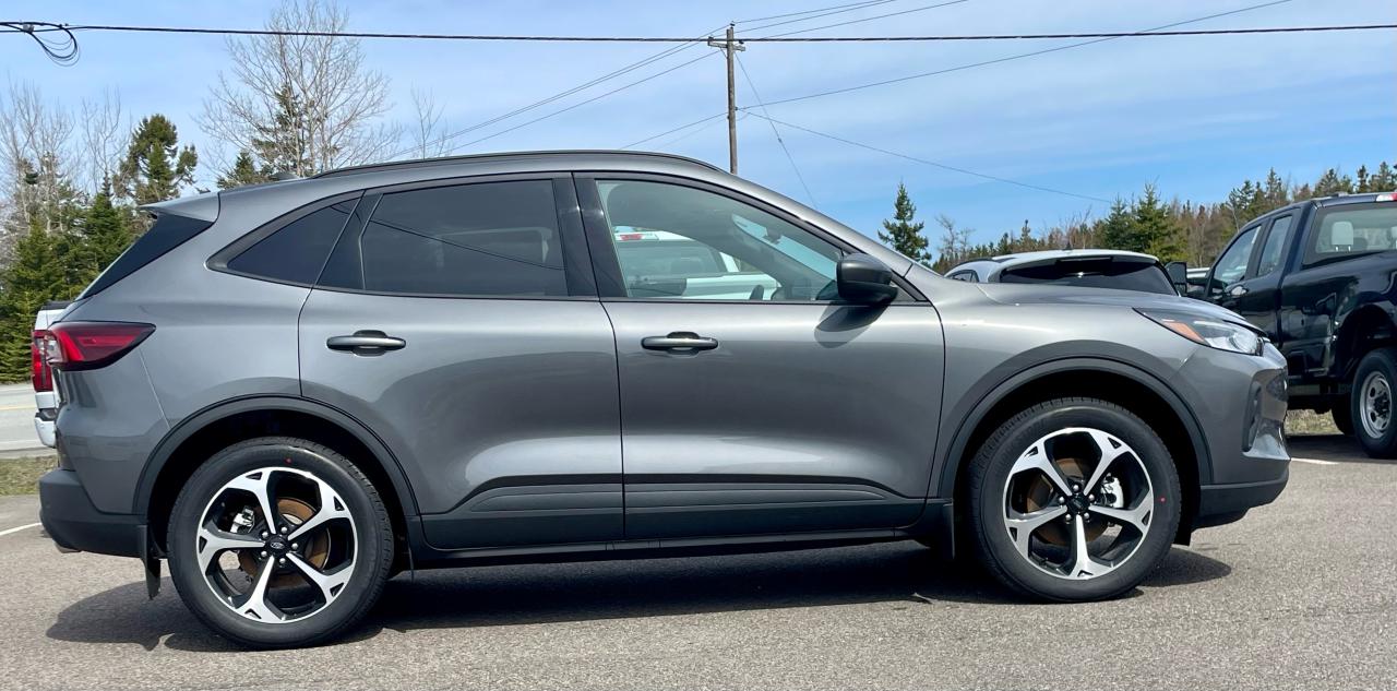 2025 Ford Escape ST-Line Select AWD Photo3