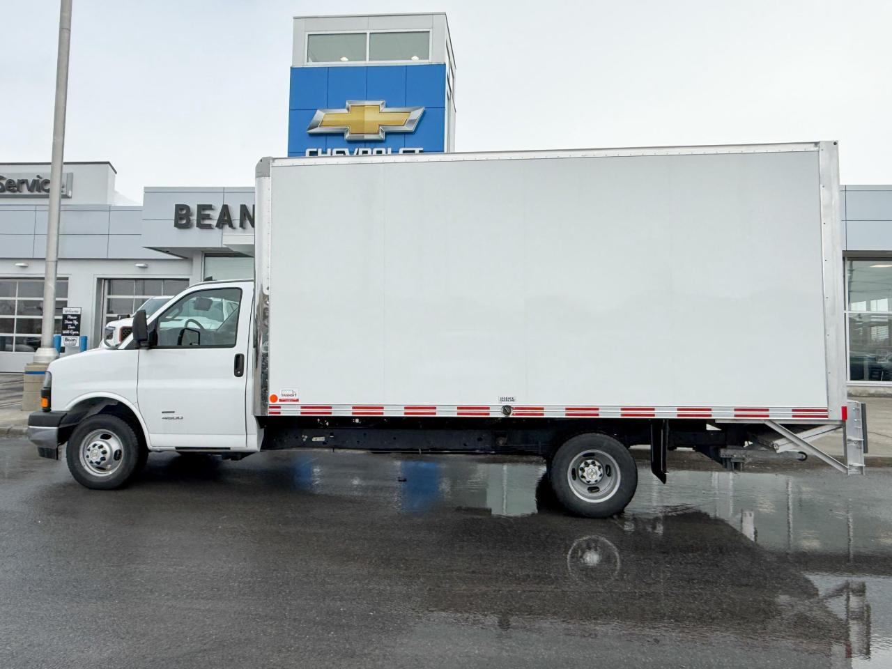 2024 Chevrolet Express Cutaway 4500 4500 Van 6.6L V8, CLOTH SEATS, AIR CONDITIONING, CRUISE CONTROL, BACK UP ALARM, MP3 PLAYER Photo