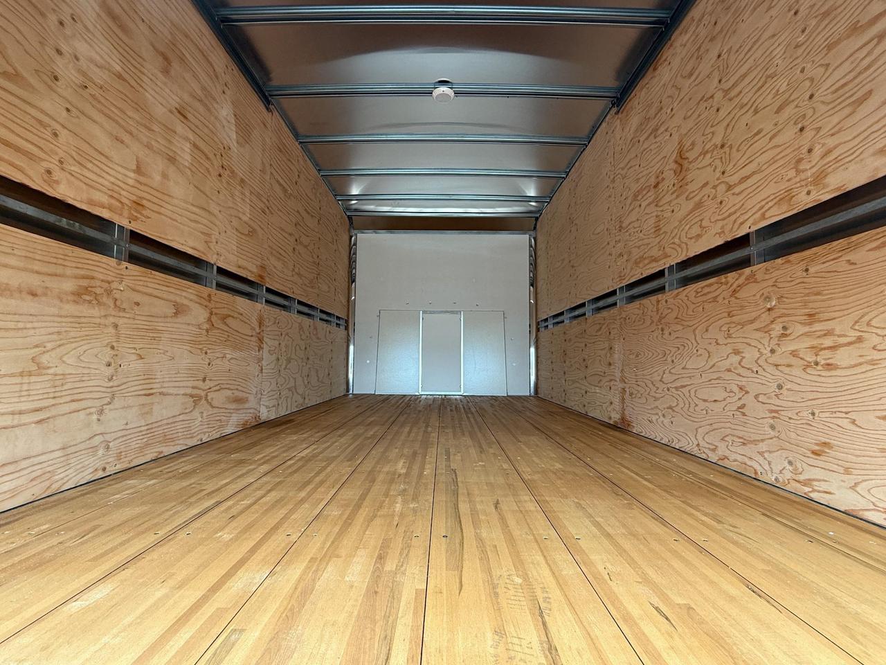 2024 Chevrolet Express Cutaway 4500 4500 Van 6.6L V8, CLOTH SEATS, AIR CONDITIONING, CRUISE CONTROL, BACK UP ALARM, MP3 PLAYER Photo4