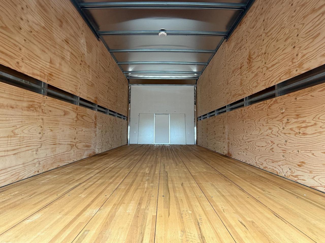 2024 Chevrolet Express Cutaway 4500 4500 Van 6.6L V8, CLOTH SEATS, AIR CONDITIONING, CRUISE CONTROL, BACK UP ALARM, MP3 PLAYER Photo4