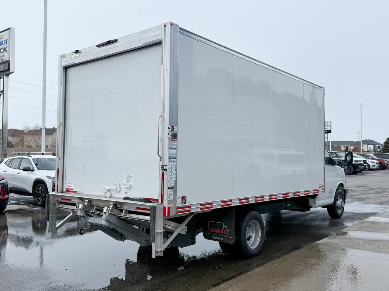 2024 Chevrolet Express Cutaway 4500 4500 Van 6.6L V8, CLOTH SEATS, AIR CONDITIONING, CRUISE CONTROL, BACK UP ALARM, MP3 PLAYER Photo