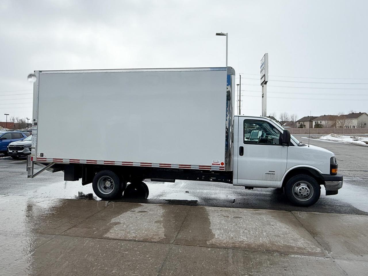 2024 Chevrolet Express Cutaway 4500 4500 Van 6.6L V8, CLOTH SEATS, AIR CONDITIONING, CRUISE CONTROL, BACK UP ALARM, MP3 PLAYER Photo