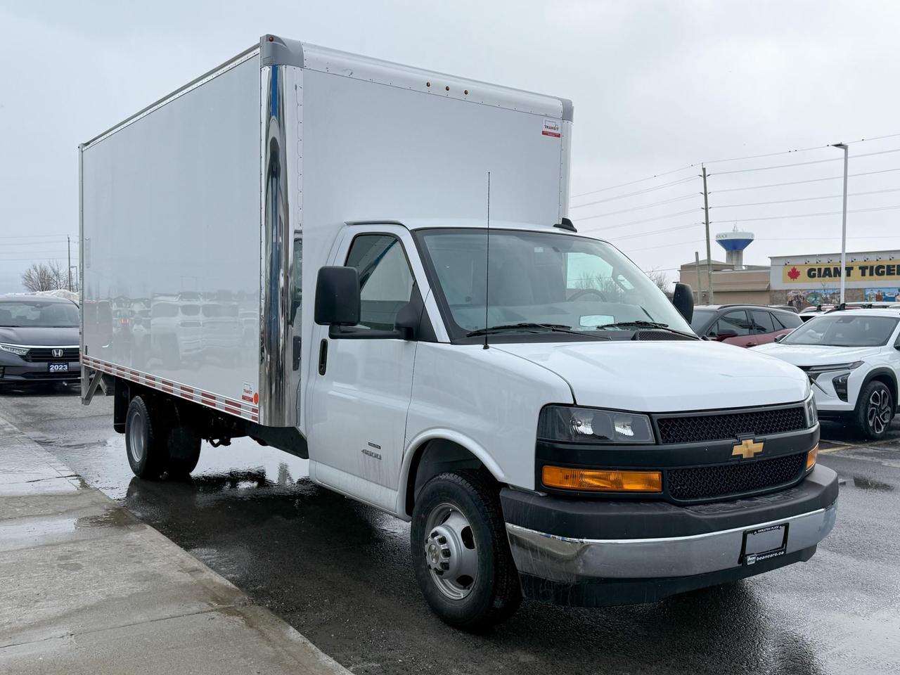 2024 Chevrolet Express Cutaway 4500 4500 Van 6.6L V8, CLOTH SEATS, AIR CONDITIONING, CRUISE CONTROL, BACK UP ALARM, MP3 PLAYER Photo