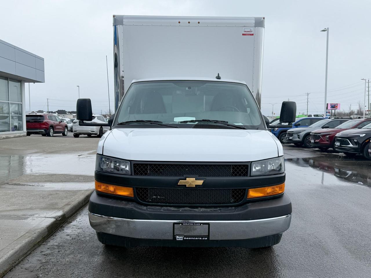2024 Chevrolet Express Cutaway 4500 4500 Van 6.6L V8, CLOTH SEATS, AIR CONDITIONING, CRUISE CONTROL, BACK UP ALARM, MP3 PLAYER Photo