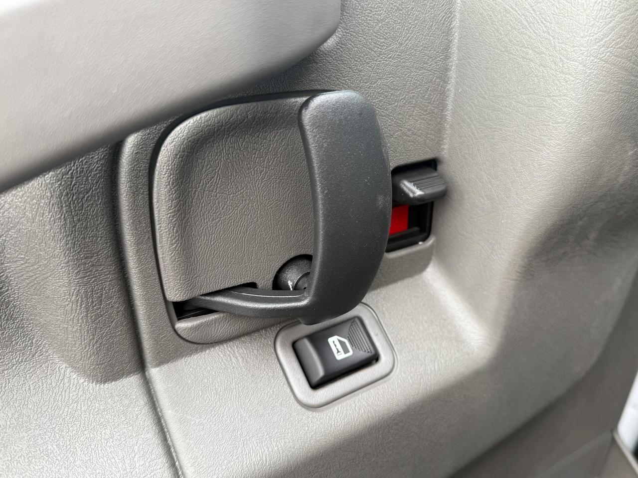 2024 Chevrolet Express Cutaway 4500 4500 Van 6.6L V8, CLOTH SEATS, AIR CONDITIONING, CRUISE CONTROL, BACK UP ALARM, MP3 PLAYER Photo