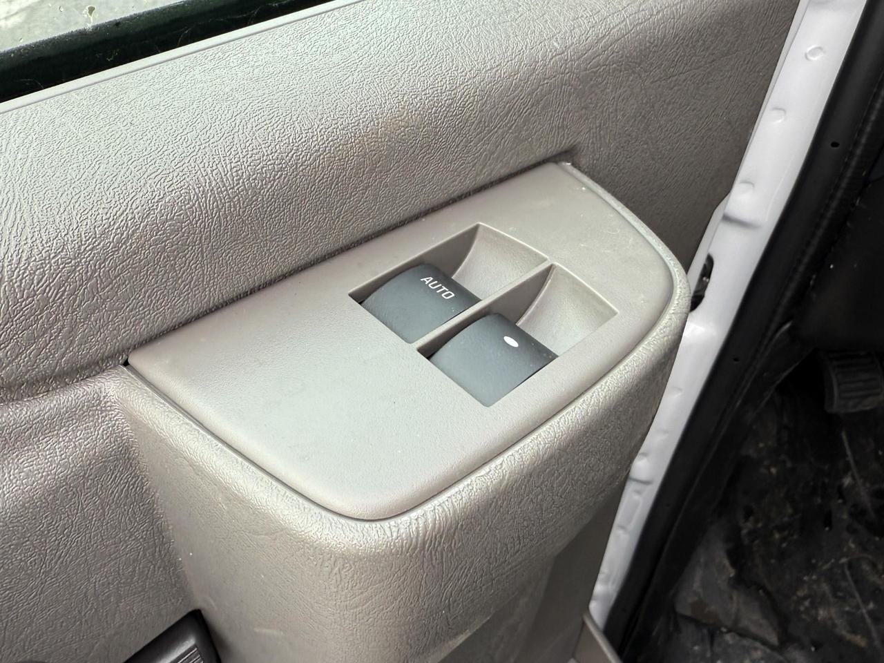 2024 Chevrolet Express Cutaway 4500 4500 Van 6.6L V8, CLOTH SEATS, AIR CONDITIONING, CRUISE CONTROL, BACK UP ALARM, MP3 PLAYER Photo