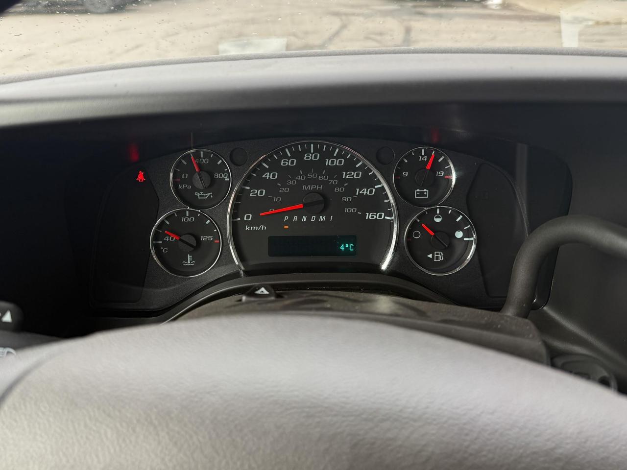 2024 Chevrolet Express Cutaway 4500 4500 Van 6.6L V8, CLOTH SEATS, AIR CONDITIONING, CRUISE CONTROL, BACK UP ALARM, MP3 PLAYER Photo